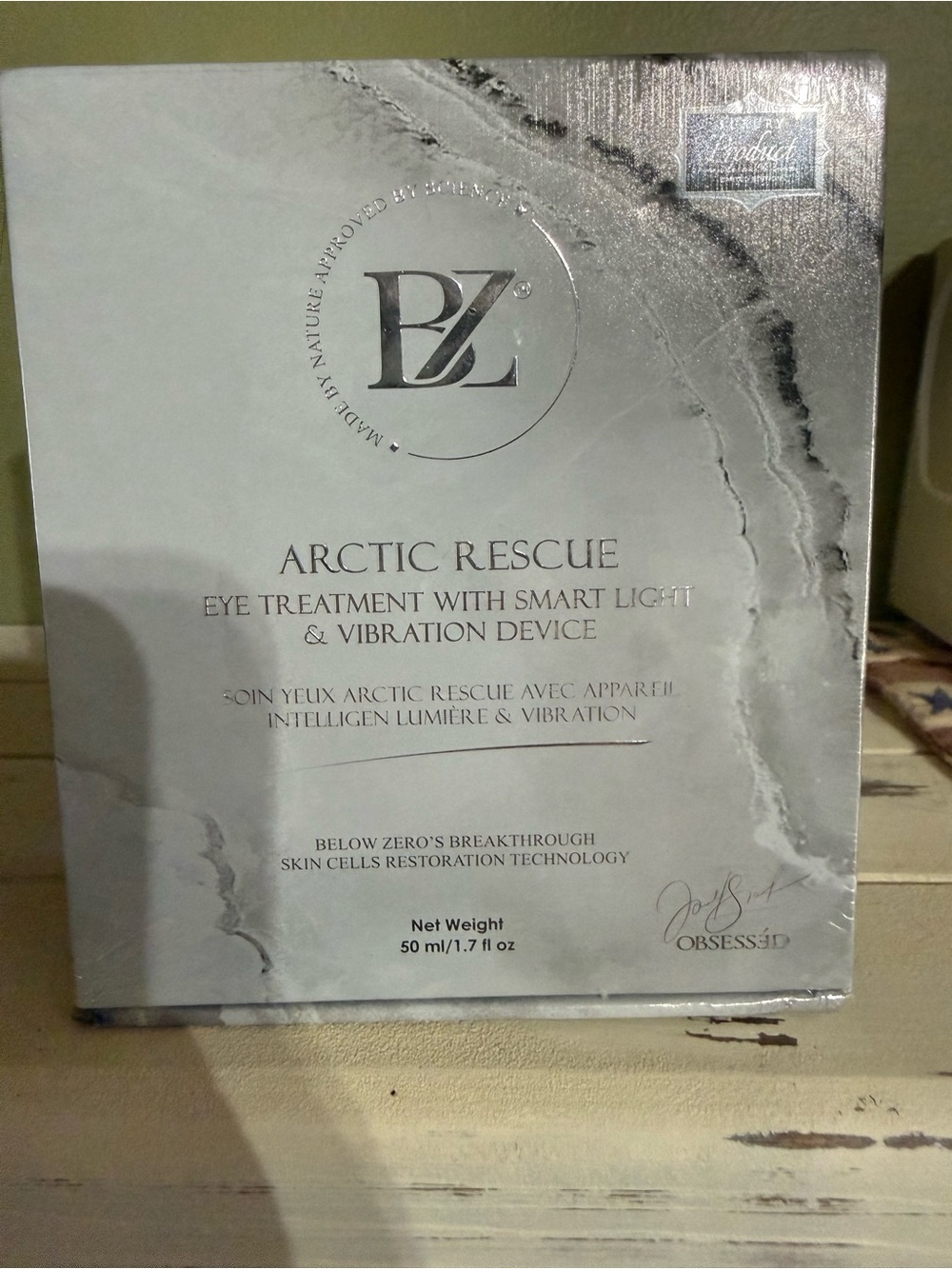 Arctic Rescue Eye Treatment with Smart Light & Vibration — Silver/White